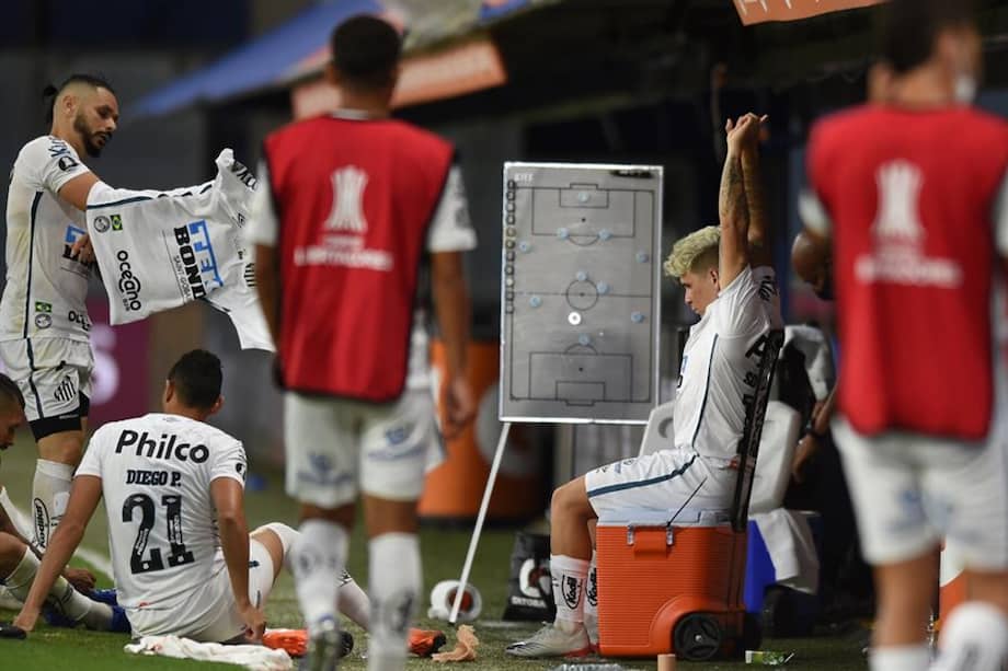 Los jugadores de Santos no ingresaron al camerino de La Bombonera en el entretiempo del partido de ida por las semifinales de la Copa Libertadores contra Boca Juniors,