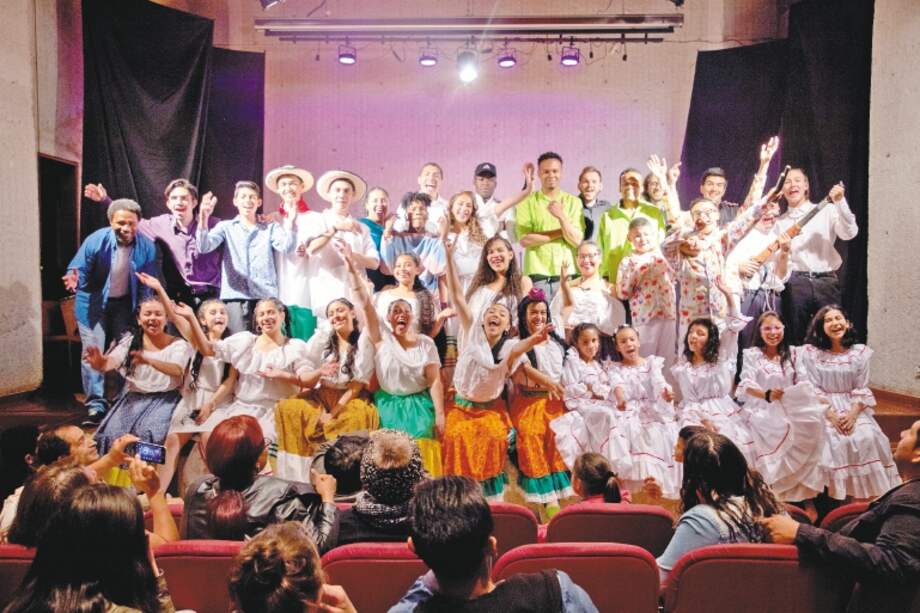 Los jóvenes de Bosa y Kennedy se acercaron a la cultura del Pacífico, a través del drama de un amor prohibido entre un misionero francés y una mujer de Nariño. / Cortesía de Fundación Serendipia