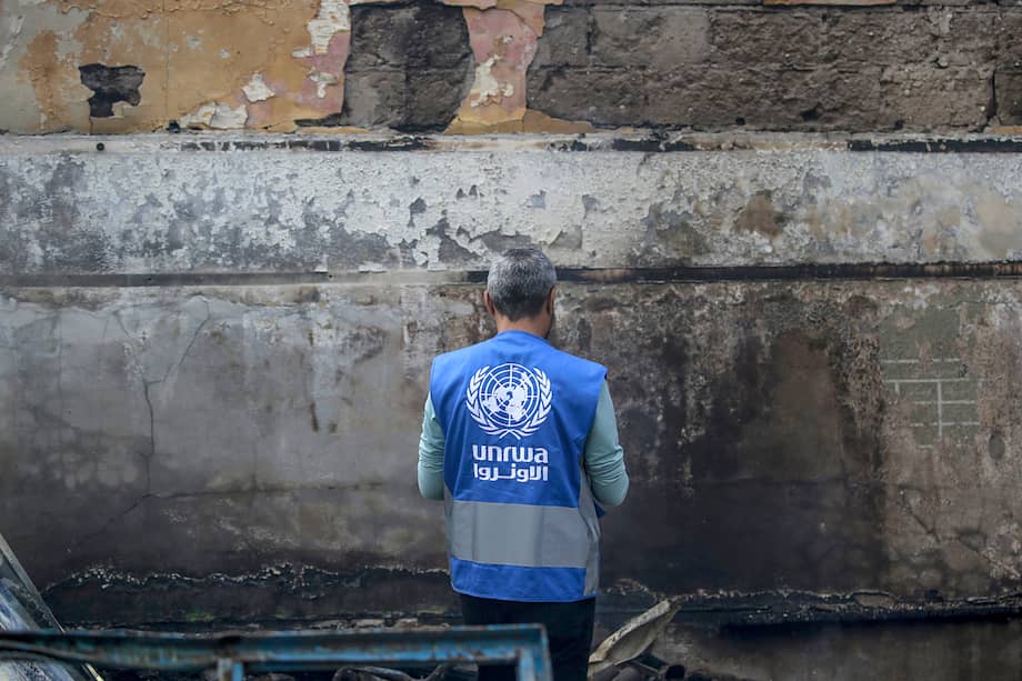 Un empleado de UNRWA inspecciona una escuela de las Naciones Unidas destruida tras un ataque aéreo en el campo de refugiados de Al Nuseirat, en el centro de la Franja de Gaza, el 14 de mayo de 2024.