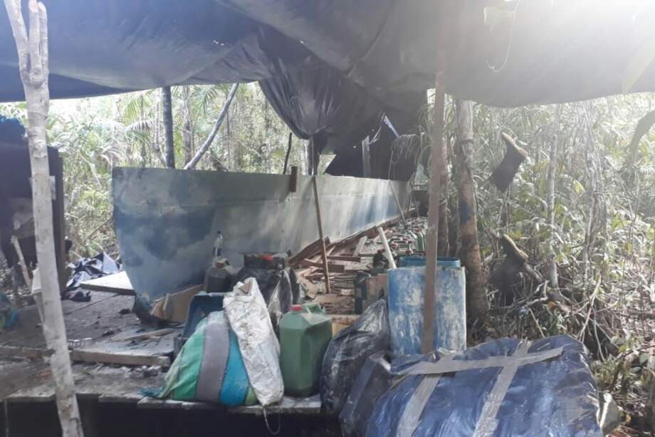 Así quedó el taller en el que se construía el semisumergible que tenía como propósito llevar siete toneladas de cocaína. / Cortesía Polícia