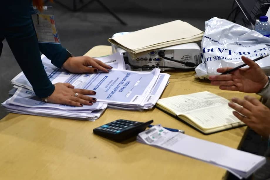 En todo el país las comisiones escrutadoras continúan con su trabajo para verificar las actas electorales.
