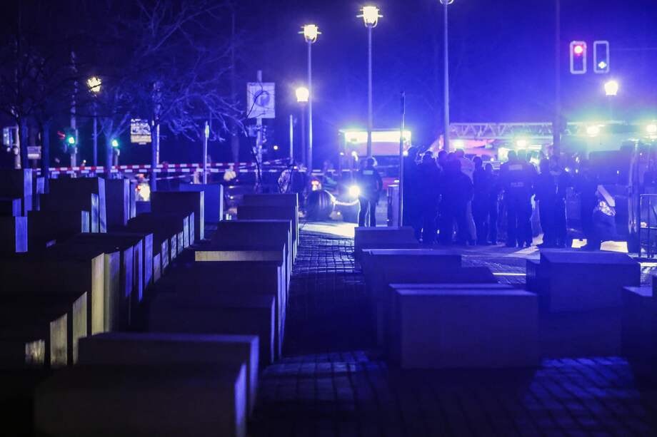 El viernes por la tarde, alrededor de las 6 p. m., un hombre resultó gravemente herido. La policía acordonó una amplia zona. Los agentes están registrando el recinto conmemorativo.