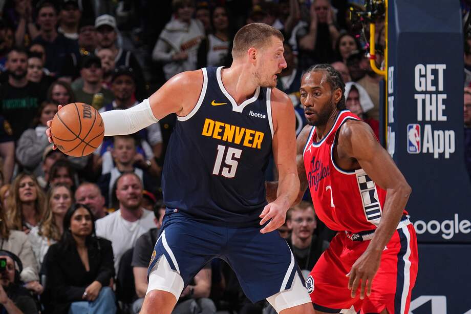 Nikola Jokic ataca ante la defensa de Kawhi Leonard.