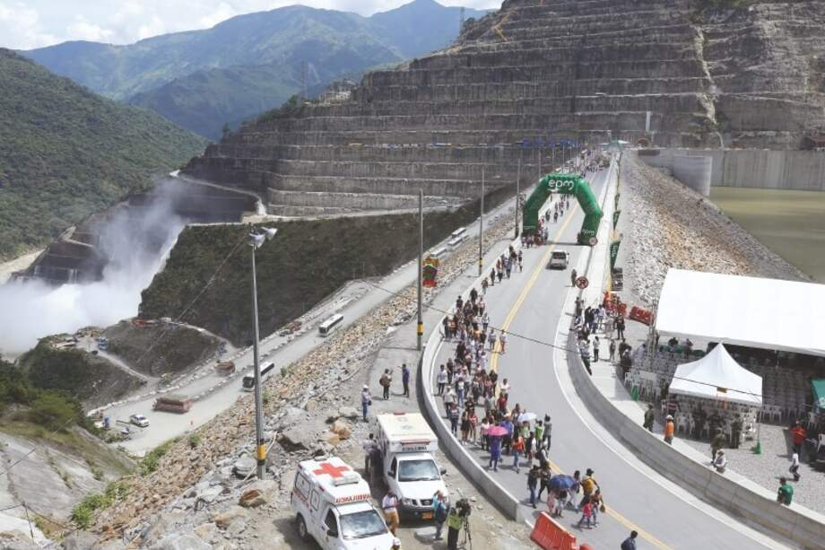Imagen de la inauguración de la vía, que devuelve normalidad a la circulación en la zona.