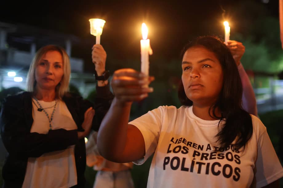 Familiares de presos políticos participan en una vigilia frente al centro penitenciario Rodeo I este lunes, en Zamora (Venezuela).