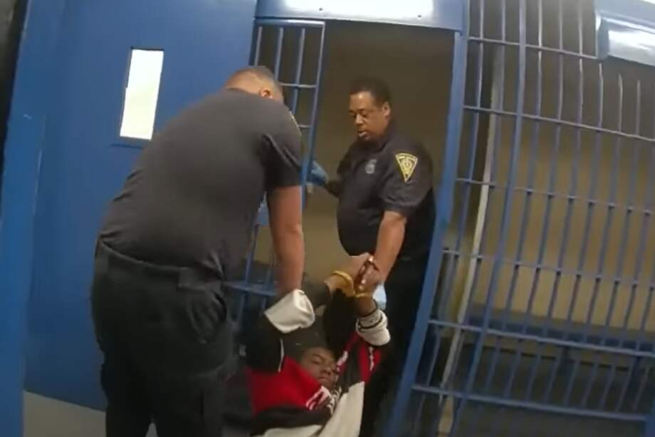 Aunque Randy Cox pidió ayuda de forma repetida, los oficiales no le prestaron apoyo médico e incluso lo acusaron de estar borracho.