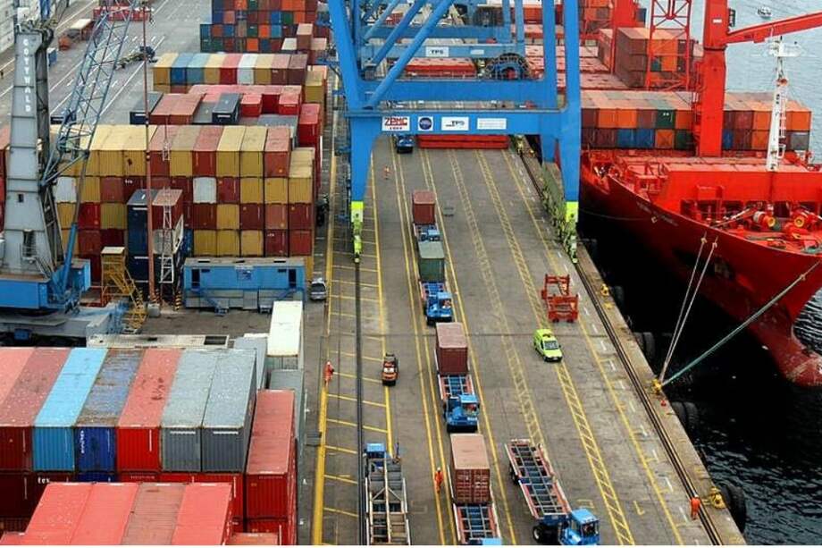 Exportaciones españolas marcan año récord que Rajoy espera repetir