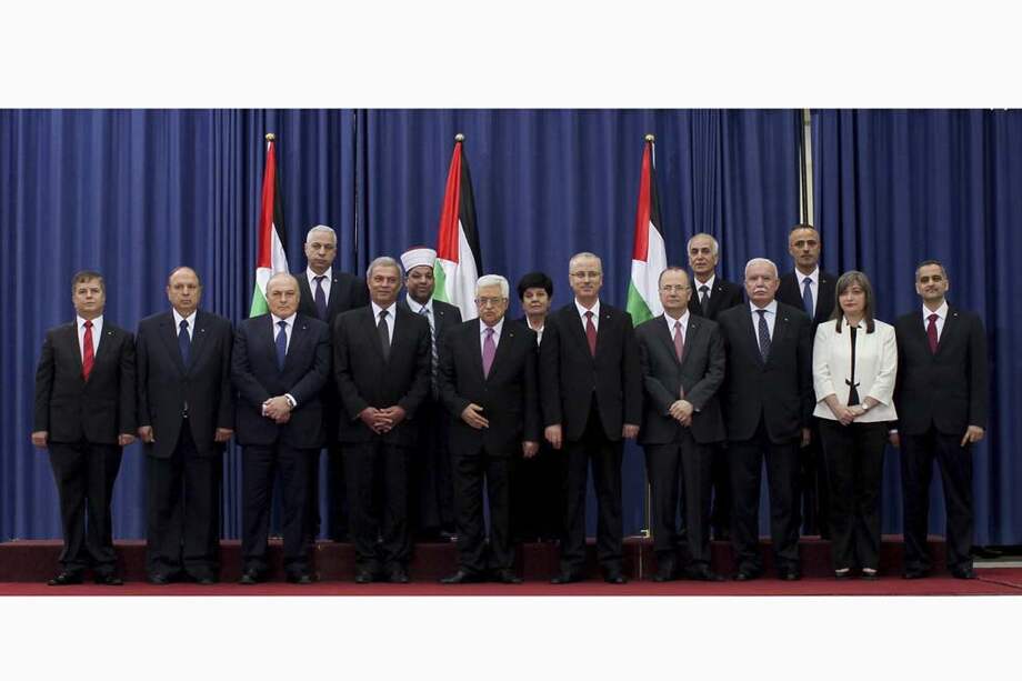 El presidente palestino, Mahmoud Abás, junto a otros miembros del nuevo gobierno en Ramala (Palestina). /EFE