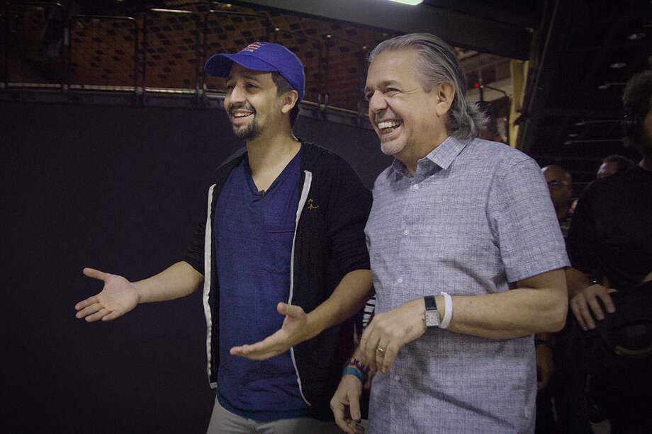 Luis Miranda Jr. y su hijo, el artista Lin-Manuel Miranda (izquierda) en una escena del documental "Siempre, Luis".