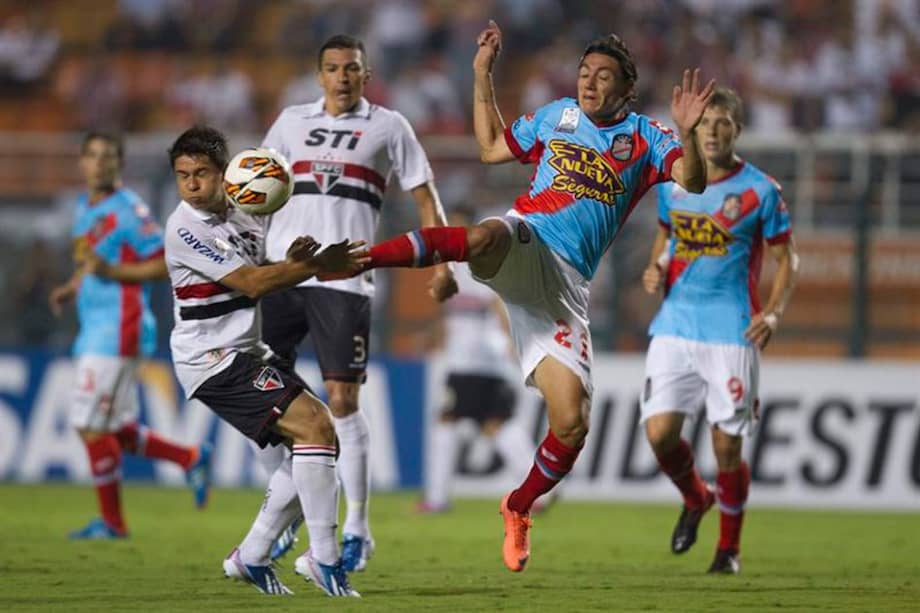Osvaldo (i), de Sao Paulo, disputa el balón con Pablo Luguercio (d), de Arsenal.