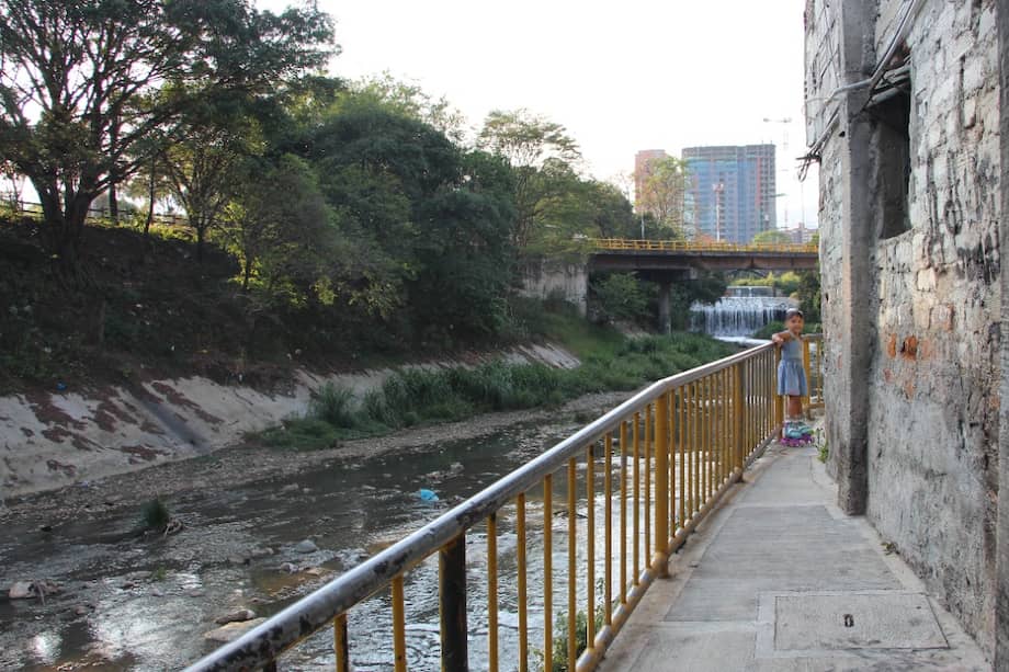 Cuatro hombres fueron captados en un video arrojando costales de basura en la quebrada La Rosa en Santa Cruz.