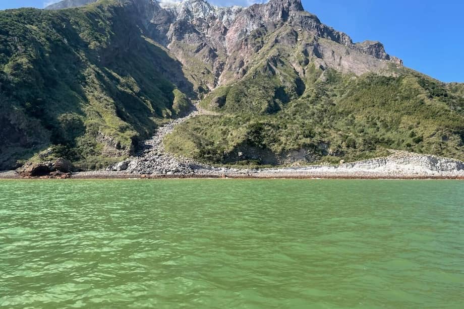 La foto fue tomada por el equipo de investigación en la isla de Iwo, en el archipiélago de Satsunan, Kyushu, en 2023. Midieron el espectro de transmisión subacuático, la concentración de óxido de hierro y las especies de cianobacterias presentes. (Crédito: Taro Matsuo/ Universidad de Nagoya)