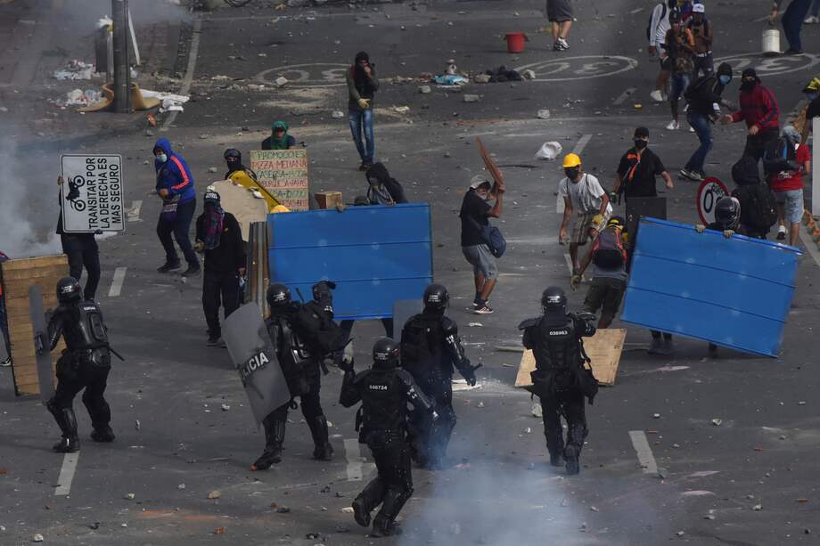 Manifestantes se enfrentan con miembros del Escuadrón Móvil Antidisturbios (Esmad) durante las protestas del 3 de mayo de 2021 en Cali (Colombia).