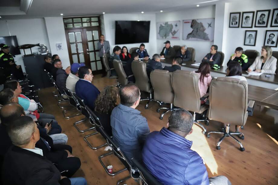 Durante la mañana de este martes se adelantó una primera mesa de diálogo en donde se definió que al término de esta semana se ajustaría la tarifa del pasaje.
