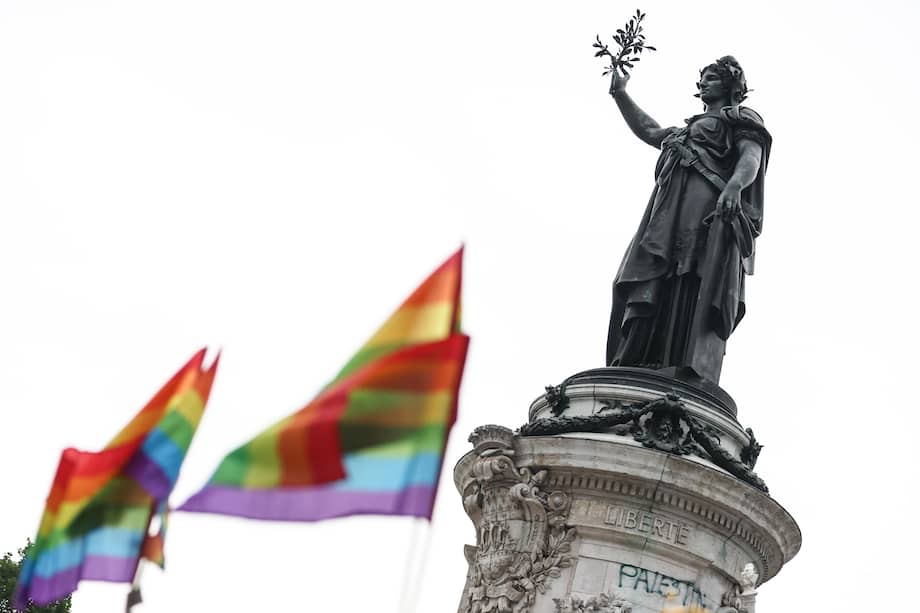 Banderas arcoíris en la Plaza de la República durante el desfile del Orgullo LGBTQ en París, Francia, el 29 de junio de 2024.