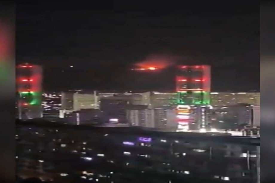 Explosiones en Caracas durante la madrugada del sábado coinciden con tensiones entre Venezuela y EE. UU. por amenazas y despliegue militar en el Caribe.