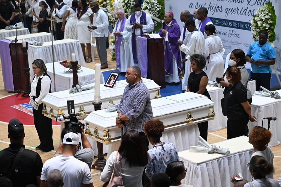 Familiares y amigos de algunas de las víctimas del derrumbe del techo de la discoteca Jet Set asisten a un funeral multitudinario en el Polideportivo de Bajos de Haina, Santo Domingo.