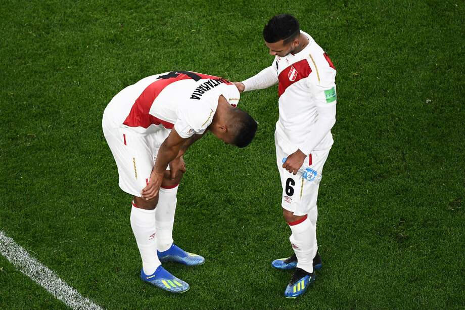 Paolo Guerrero lamenta la derrota frente a Francia en el Mundial. / AFP