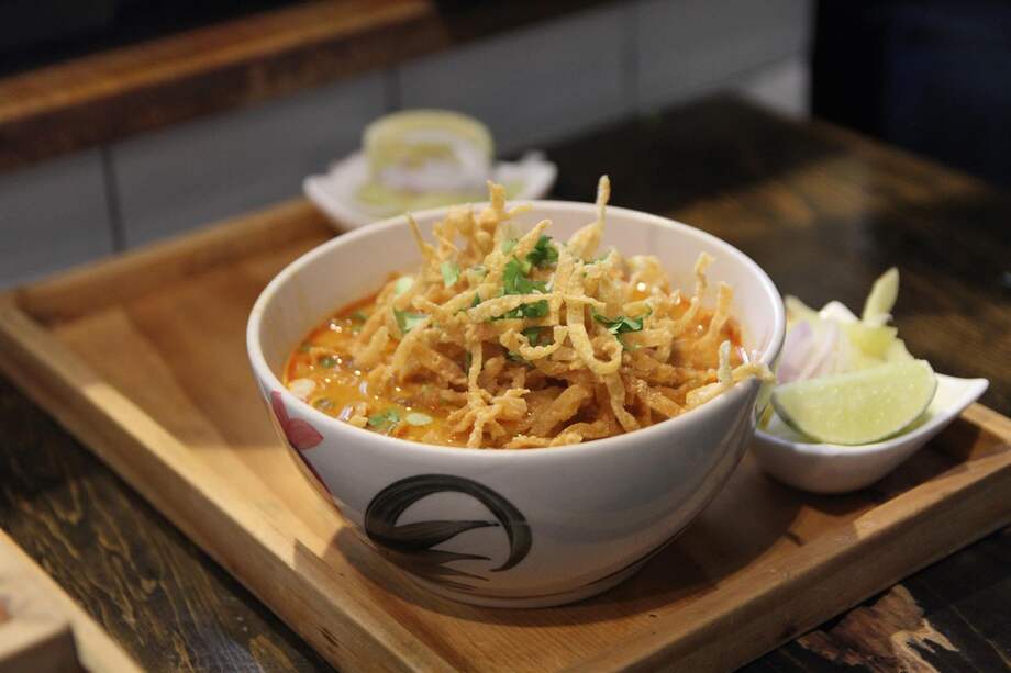 El plato, originario de la región norte del país y cuya antigüedad exacta se desconoce, consiste en un caldo de leche de coco con pollo en el que se combinaron numerosas influencias culinarias, entre ellas las chinas e indias.