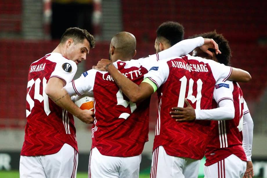 Pierre-Emerick Aubameyang celebra con sus compañeros en la victoria del Arsenal sobre Benfica en la Europa League.