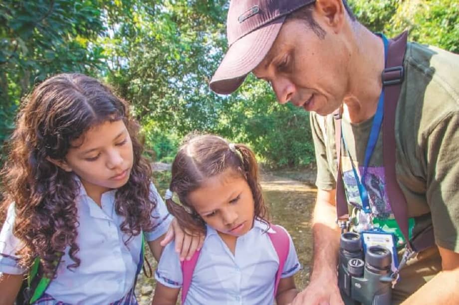 Los estudiantes del colegio de Perico Aguao Nailyn Elieth Robles Sarmiento, Karem Milena Simanka Castellar y su profesor, Jorge Moreno, confirman un registro cerca del río Don Diego, en la Lengüeta. / Tom Clynes - Especial para El Espectador