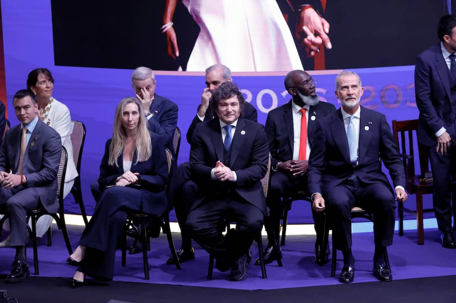 AME6999. CALI (COLOMBIA), 07/08/2026.- Desde la izquierda, el presidente de Ecuador, Daniel Noboa; la secretaria general de la Presidencia de Argentina, Karina Elizabeth Milei; el presidente de Argentina, Javier Milei, y el rey Felipe VI de España, asisten a la ceremonia de investidura del presidente electo de Colombia, Abelardo de la Espriella, este viernes en Cali (Colombia). EFE/ Mauricio Dueñas Castañeda