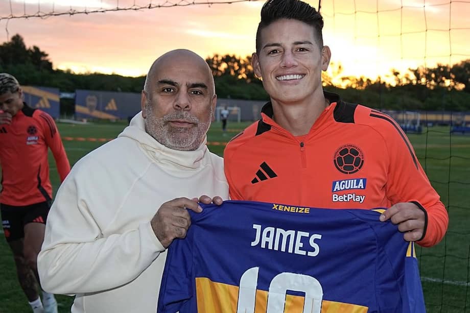 Mauricio ‘El Chicho’ Serna (izq.) junto a James Rodríguez en Buenos Aires.