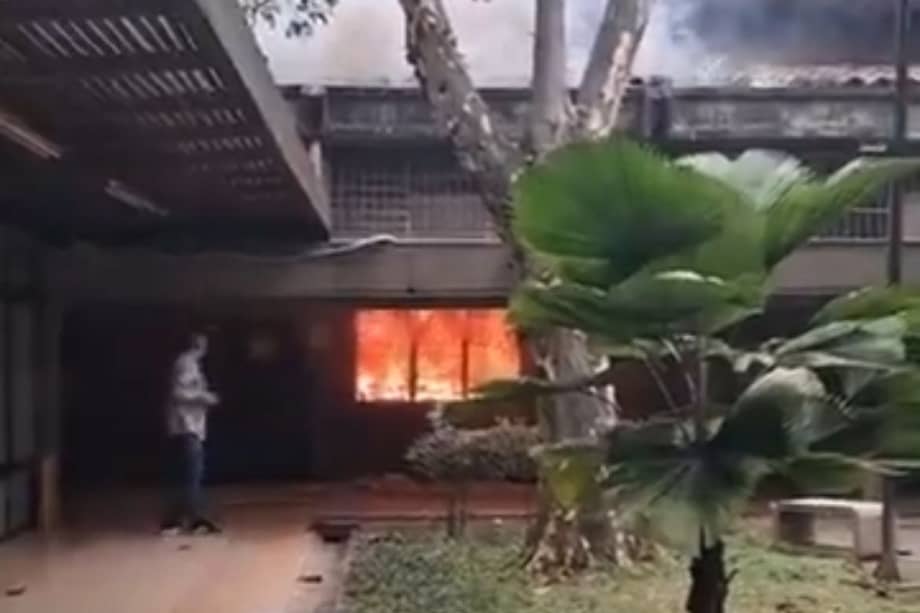 Bomberos de Medellín llegaron al lugar para apagar la conflagración que dejó destruida una oficina de la institución.