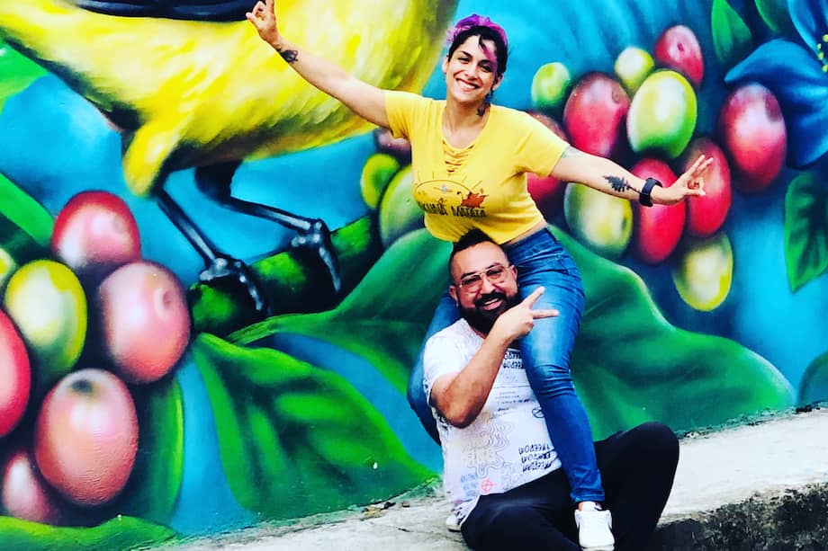 Juan David Henao y Karen Biviana Gaviria son los creadores de Charlandito Charlandito, un emprendimiento que recorre Colombia por medio de pocillos.