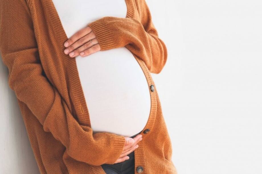 Mujer embarazada cogiendo su barriga