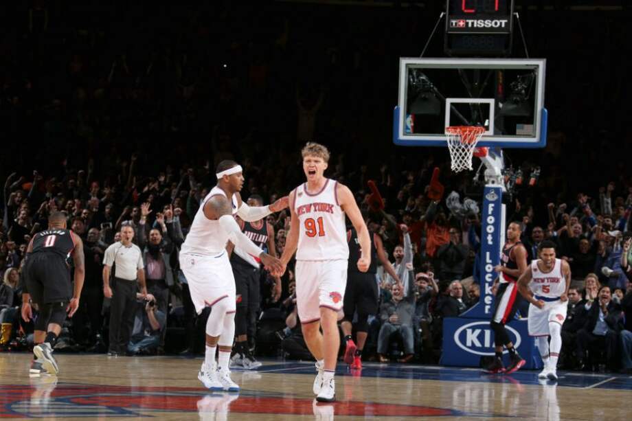 Mindaugas Kuzminskas celebra tras una anotación con los Knicks. Foto: AFP