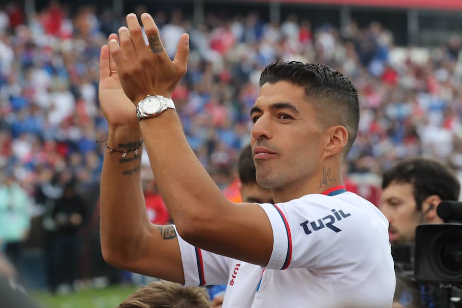 El futbolista uruguayo Luis Suárez saluda con la camiseta del Nacional//EFE/ Raúl Martínez