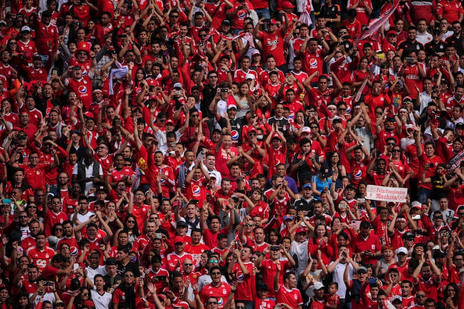 Varios hinchas de ambos equipos se reunieron este jueves en la tarde donde se había realizado un pacto de no agresión.
/ Mauricio Alvarado - El Espectador