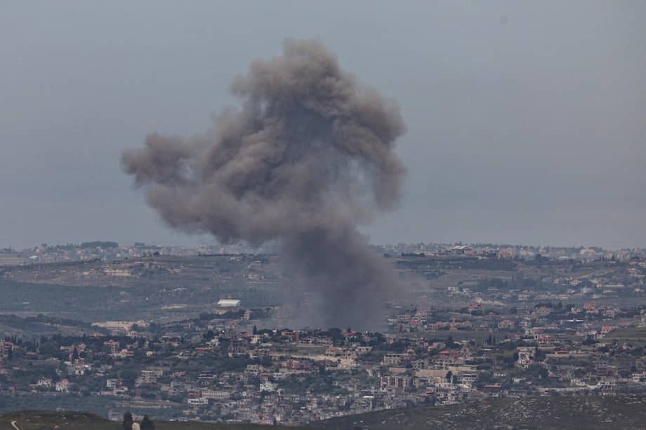 Se eleva el humo como resultado de un ataque israelí contra una aldea del sur de Líbano.