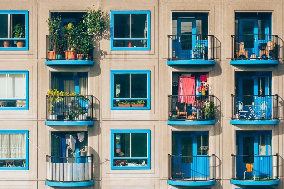 Las mallas para balcones son una buena opción en decoración y de paso en privacidad. Hay variedad para que le des personalidad a ese lugar de tu hogar.