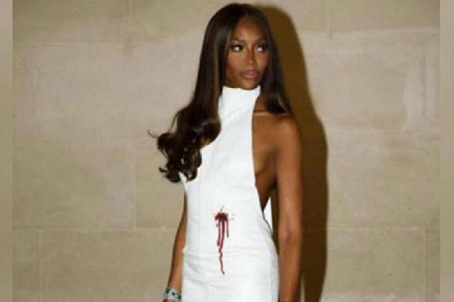 Naomi Campbell luce un vestido que indigna a las víctimas de tiroteos en las escuelas