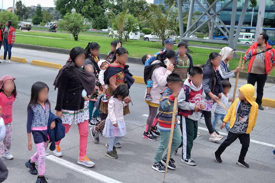Instrumentalizar niñas y niños en protestas o manifestaciones está tipificado como un delito en el Código Penal colombiano.