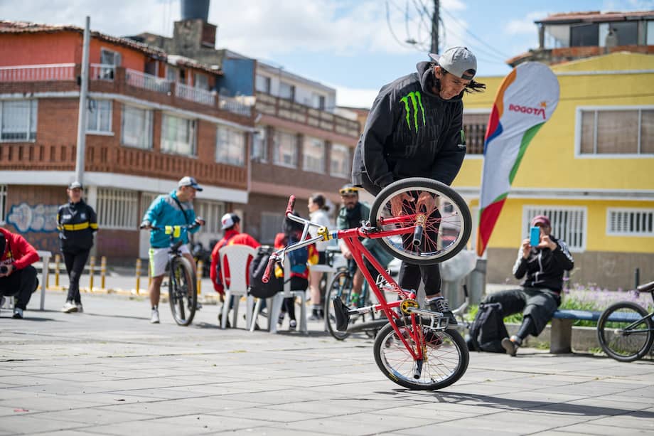 Deportista de BMX Flatland en la Ciclovía Alternativa de Bogotá.