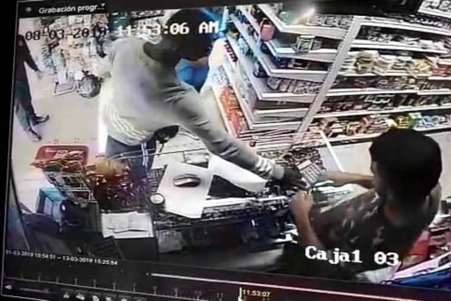 El joven afro al parecer cogió unos productos del supermercado y luego emprendió la huida. / Captura de video