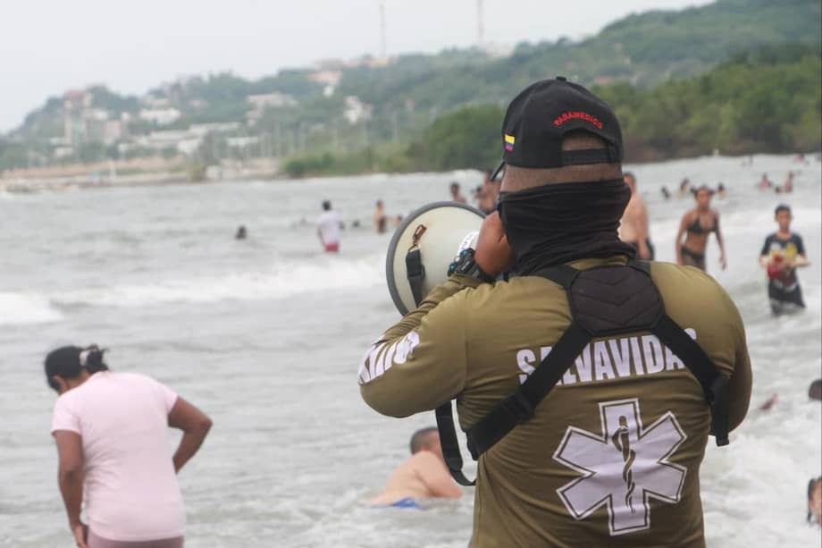 Organismos de socorro, salvavidas y unidades de la Armada participaron en la búsqueda del joven desaparecido desde la tarde del lunes en las playas de Salgar.