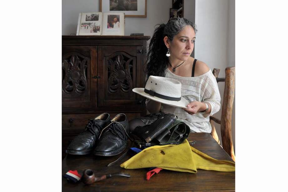 María José Pizarro, en su casa en Bogotá, con algunas de las pertenencias de su padre Carlos Pizarro Leongómez, asesinado en abril de 1990./Pamela aristizábal