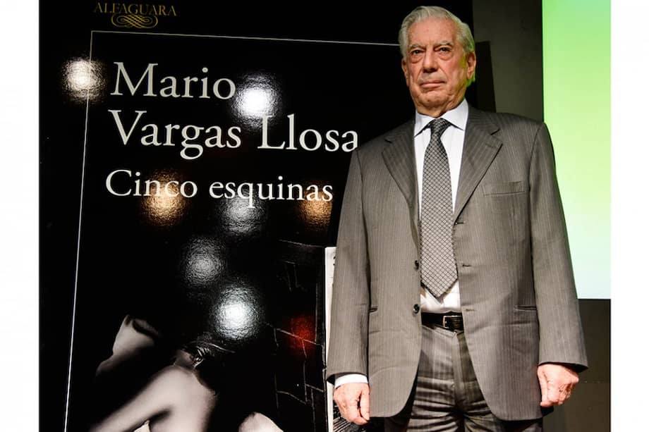 Mario Vargas Llosa presentó su nueva novela "Cinco esquinas". / AFP