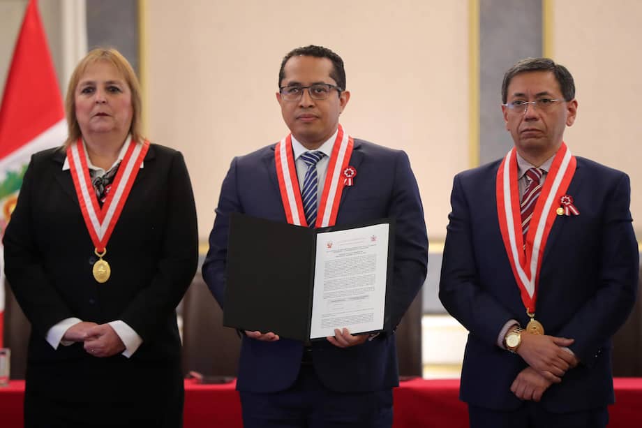 El presidente del Jurado Nacional de Elecciones de Perú, Roberto Burneo (c), participa en la ceremonia en la que la derechista Keiko Fujimori.
