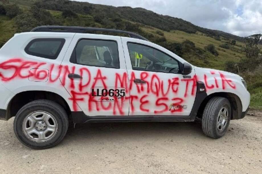 La tarde del miércoles 18 de septiembre, este vehículo, que transportaba miembros de una entidad distrital que recorrían la localidad de Sumapaz, fue interceptado por sujetos armados que obligaron a bajar a los ocupantes para grafitear mensajes alusivos a la Segunda Marquetalia.