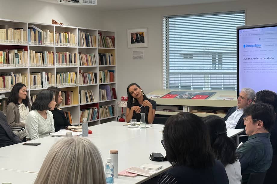 La escritora colombiana Juliana Javierre en el club de lectura del Instituto Cervantes de Tokio.