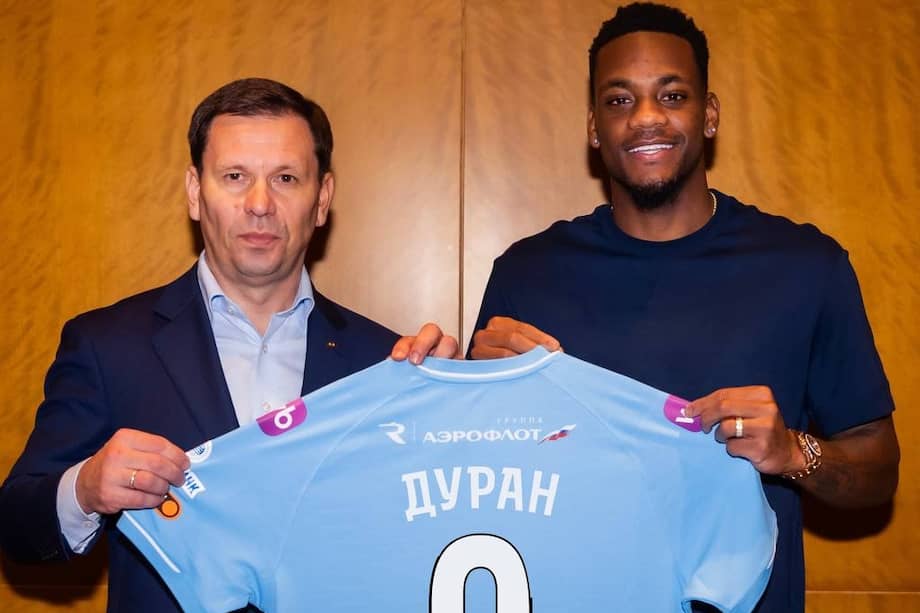Jhon Jader Durán posando con la camiseta del Zenit de Rusia con la que portará el dorsal número 9.