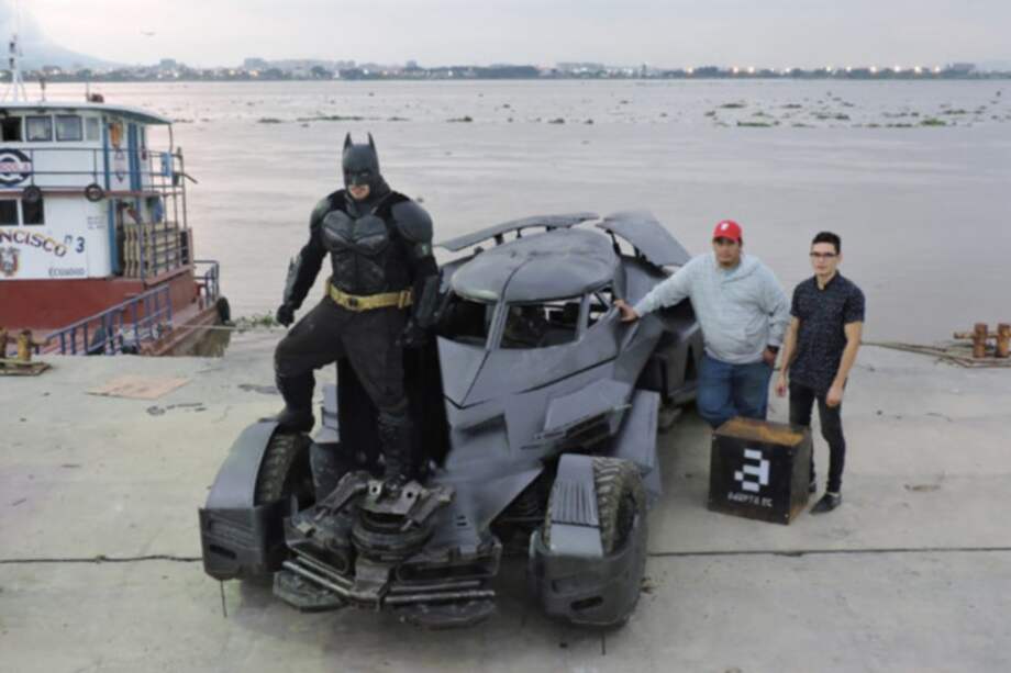 Los seguidores de Batman podrán tomarse una selfie con una réplica en tamaño real del Batimóvil, vehículo utilizado por el legendario Caballero de la Noche para desplazarse en Gotham City. / Cortesía larevistaec