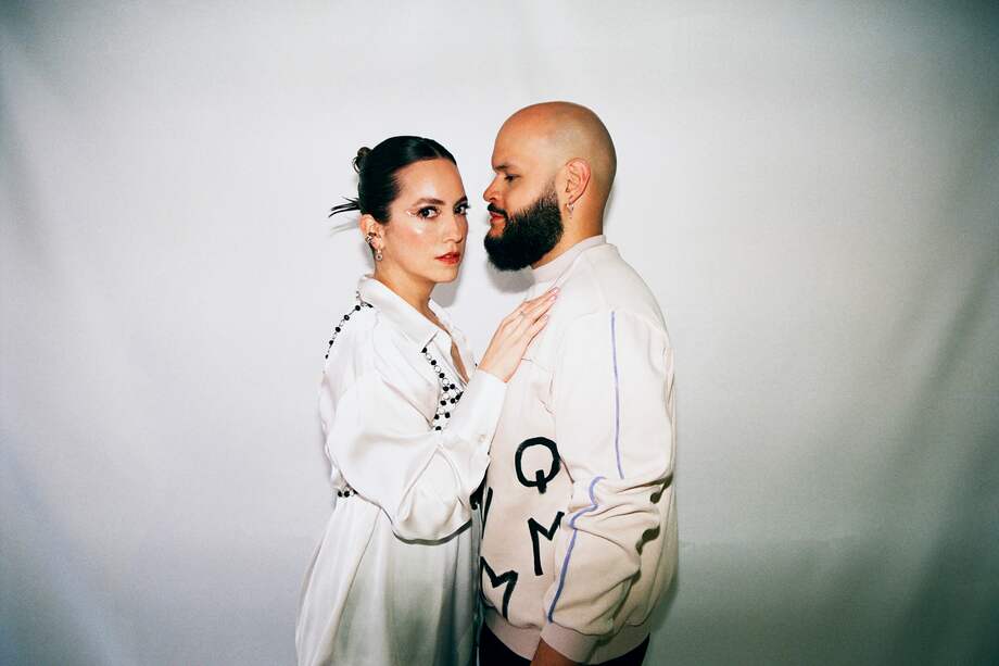 Andrea Roa y José Castillo conforman Paraísos, un duo musical que estrena su primer álbum de estudio, "Lo que no me mata".