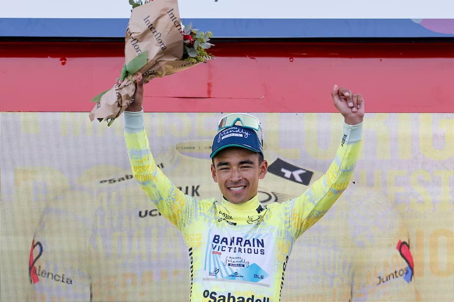 El colombiano Santiago Buitrago celebra en el podio su victoria en la Volta a la Comunitat Valenciana.