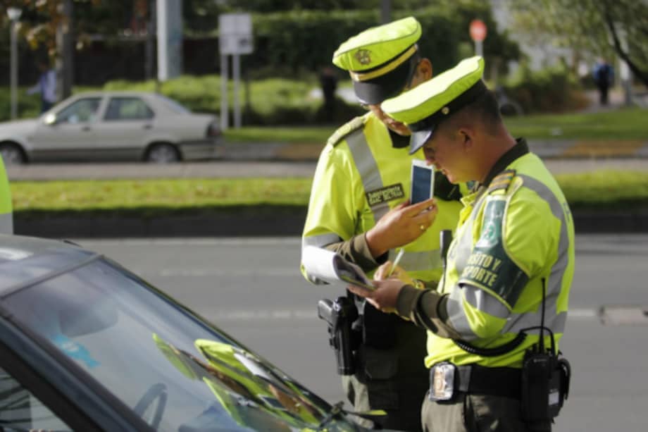 Una multa es una sanción de tipo económico que impone la autoridad de tránsito conforme a la infracción que se ha cometido.